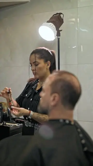 Barbeira da Lottus fazendo a barba de um cliente
