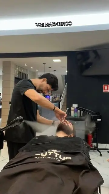 Cliente recostado na cadeira durante o cuidado com a barba