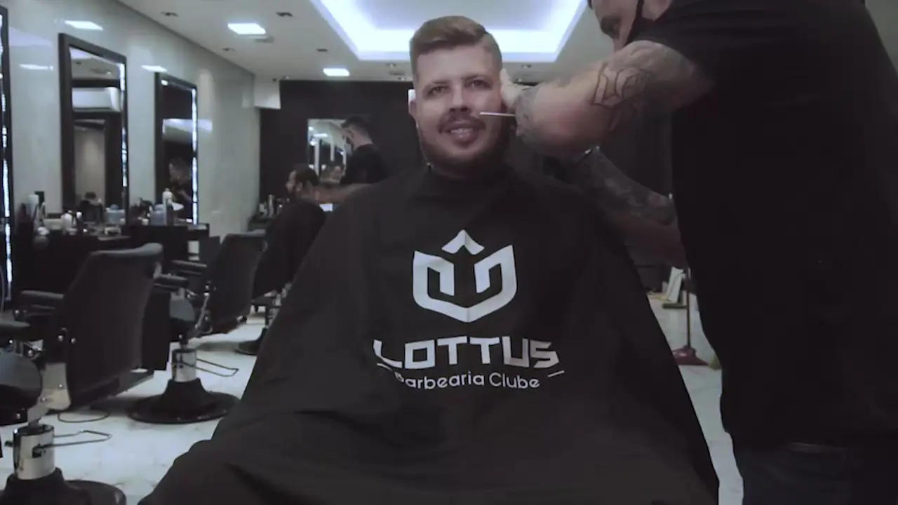 Cliente sorrindo com a capa da Lottus durante o corte