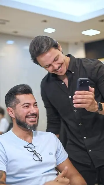 Douglas Fonseca com um cliente depois do corte
