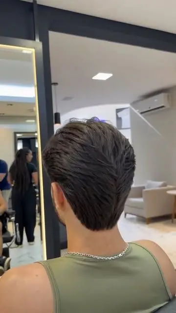Cliente de costas no espelho mostrando o corte
