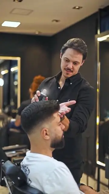 Barbeiro da Lottus finalizando um corte degradê