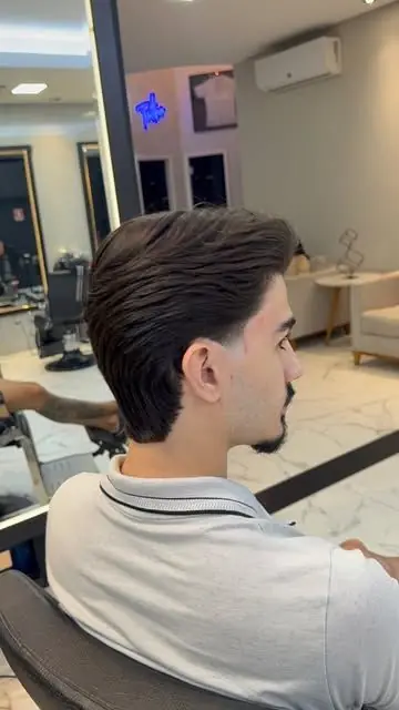 Cliente de perfil com corte social na cadeira