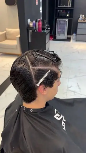 Corte em andamento com o cabelo dividido e a capa da Lottus
