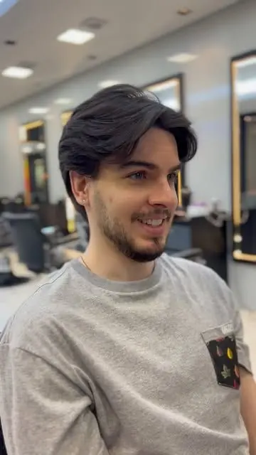 Cliente sorrindo com cabelo de comprimento médio