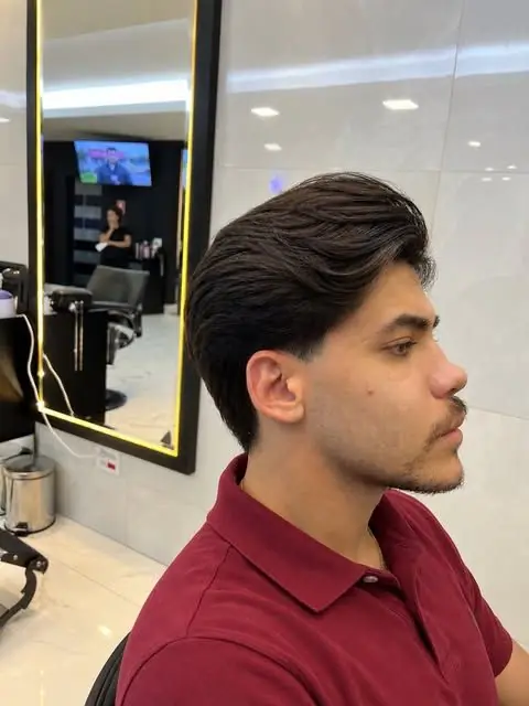 Perfil de cliente com corte de volume penteado para trás