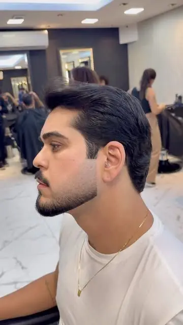 Cliente de barba com corte social volumoso