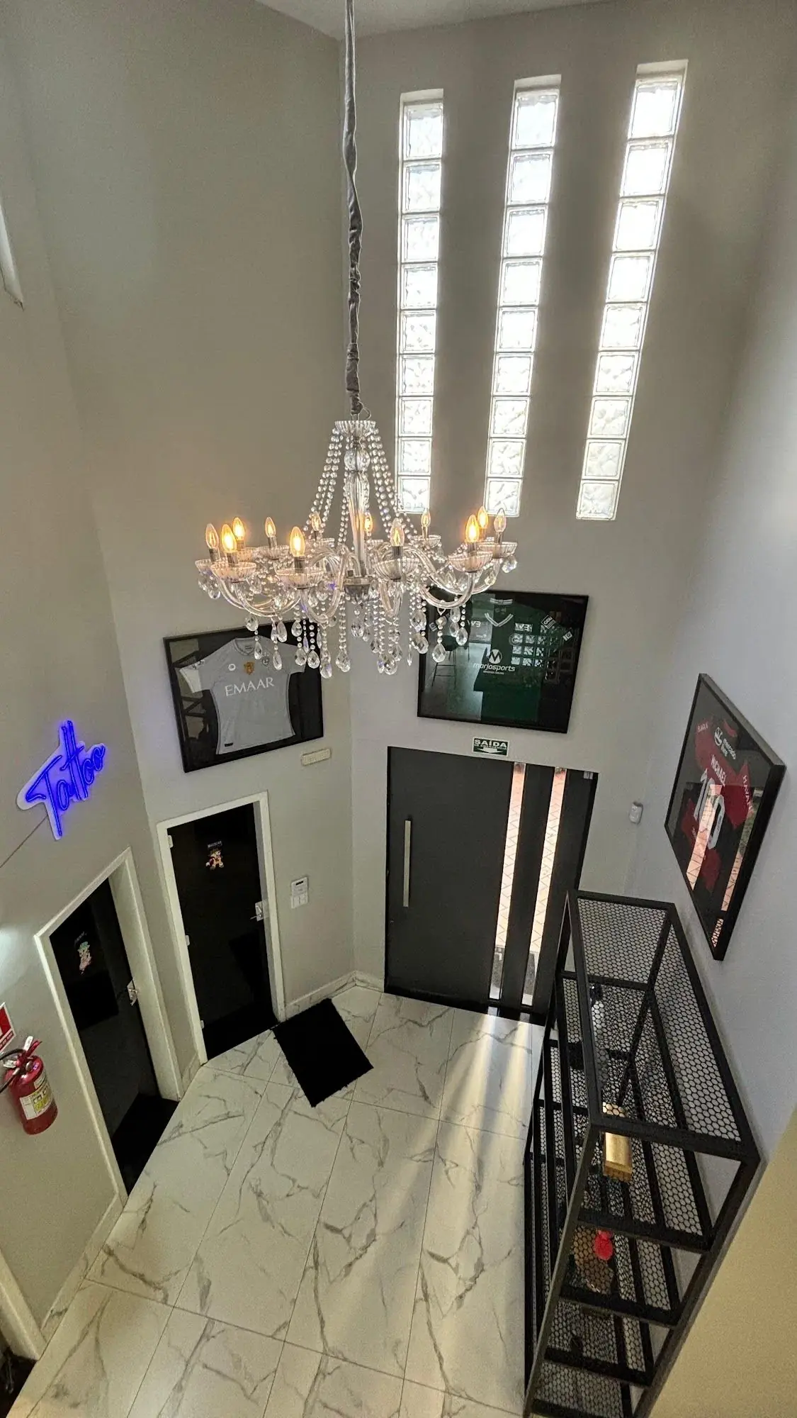 Hall de entrada da Lottus com lustre de cristal