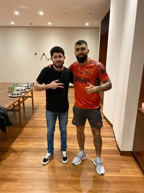 Junior Araujo, barbeiro da Lottus, ao lado de Gabigol