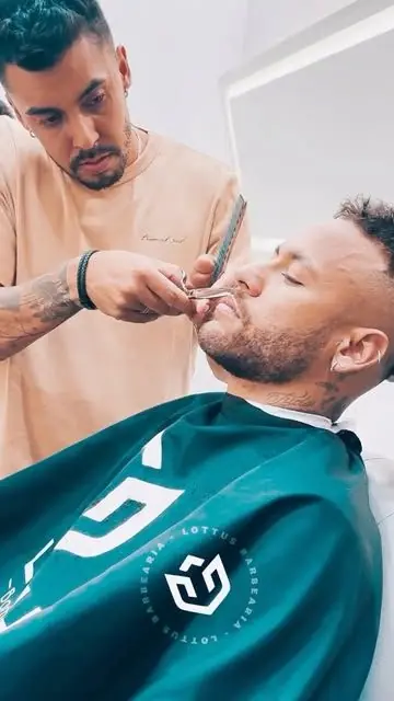 Barbeiro da Lottus fazendo a barba de Neymar Jr com a capa da Lottus